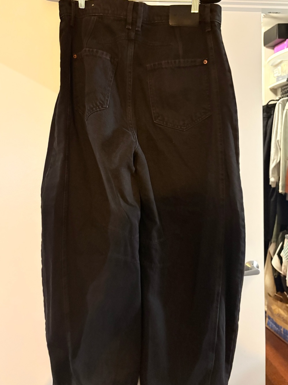 We the Free Barrel leg jeans. Black. Size 28 - Picture 2 of 6